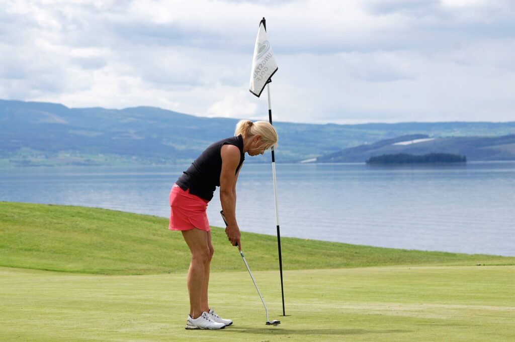Damegolfer på greenen på Atlungstad golf