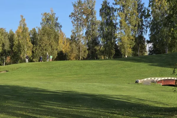 Fairway ned mot den røde brua