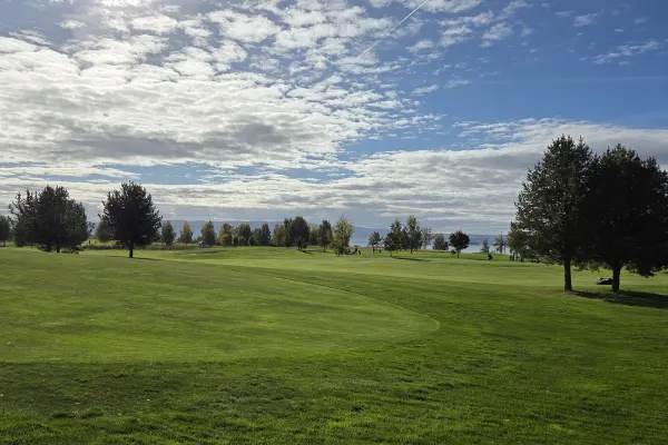 Fairway og green under høsthimmelen
