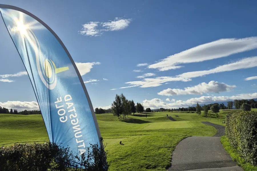 Beachflagg og fairway på hull 10 på Atlungstad