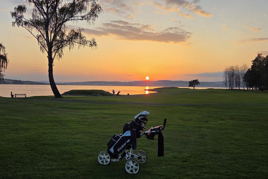 Golftralle på hull 17 i solnedgang over Mjøsa