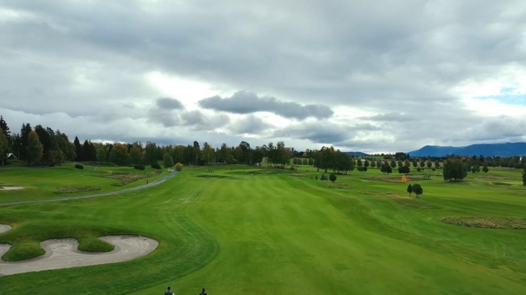 Hull 1 på Atlungstad Golf, sett fra lufta