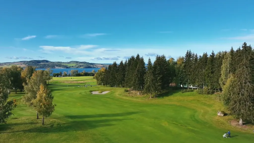 Hull 8 på Atlungstad Golf, sett fra lufta