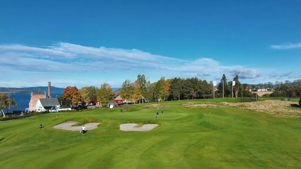 Hull 9 på Atlungstad Golf, sett fra lufta