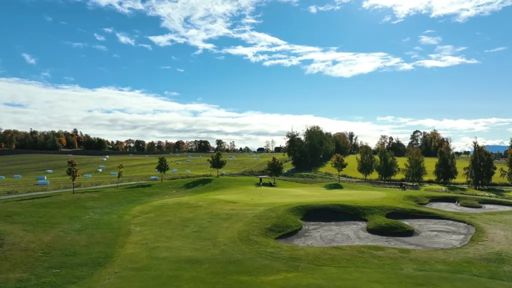 Hull 11 på Atlungstad Golf, sett fra lufta