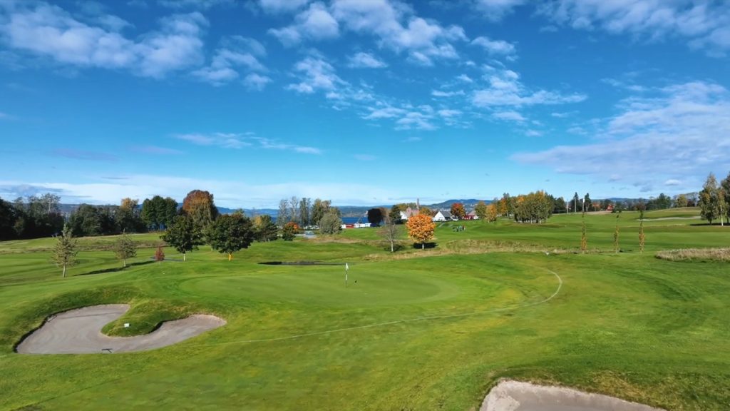 Hull 14 på Atlungstad Golf, sett fra lufta