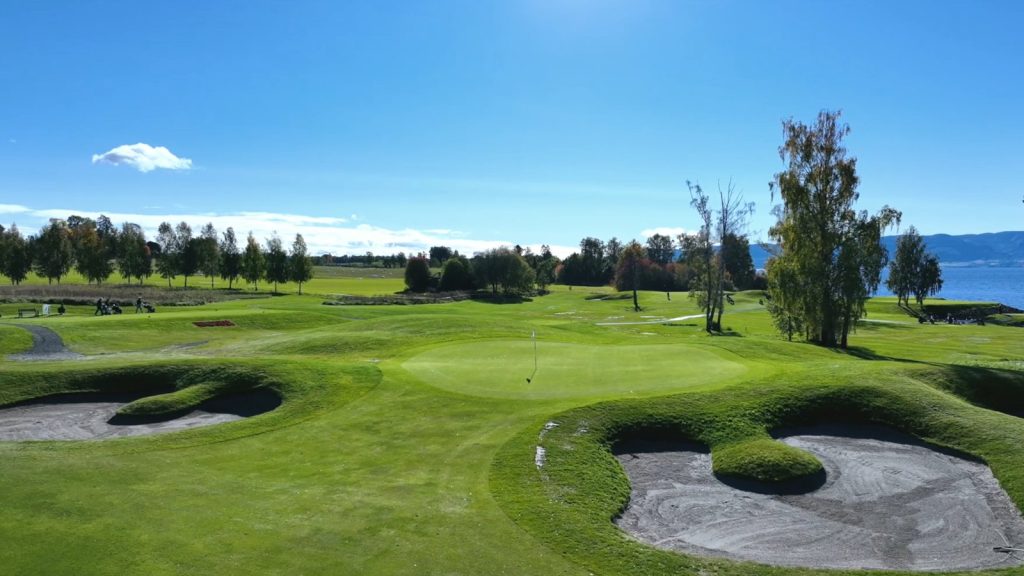 Hull 15 på Atlungstad Golf, sett fra lufta