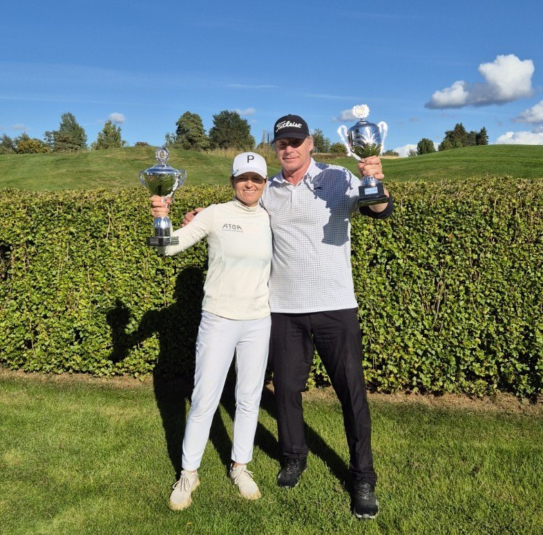 Lena Boysen Hillestad og Rolf Stefan Sandegård med pokalene